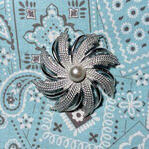B81 Vintage Sarah Coventry Spiral Swirl Silve Tone Pearl Brooch